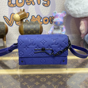 M82571 Steamer Wearable Wallet Racing Blue